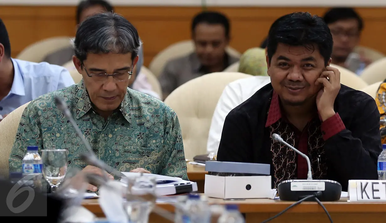 Ketua KPU Juri Ardiantoro (kanan) melakukan Rapat dengan Pansus RUU Pemilu di Komplek Parlemen, Senayan, Jakarta, Rabu (7/12). Pansus RUU Pemilu meminta masukan mengenai Rancangan UU Pemilu. (Liputan6.com/Johan Tallo)