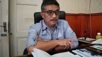 Sekretaris Dinas Pemberdayaan Masyarakat dan Desa (DPMD) Kabupaten Garut, Erwin Rianto Nugraha di ruang kerjanya. (Liputan6.com/Jayadi Supriadin)