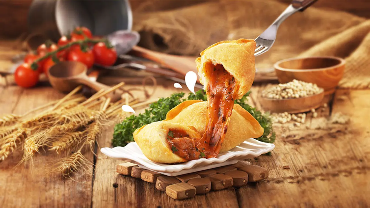 Pizza Goreng Indosaji, hidangan sekaligus camilan unik dan lezat dengan konsep seperti pizza. Credit: Pizzagoreng.com