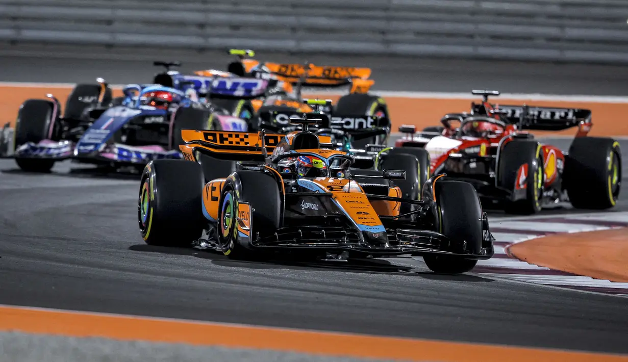 Pembalap McLaren, Oscar Piastri memacu mobilnya saat ajang balap Formula 1 GP Qatar 2023 yang berlangsung di Sirkuit Lusail, Qatar, Minggu (08/10/2023) malam WIB. Piastri berhasil finis kedua setelah Max Verstappen. (AFP/Karim Jaafar)
