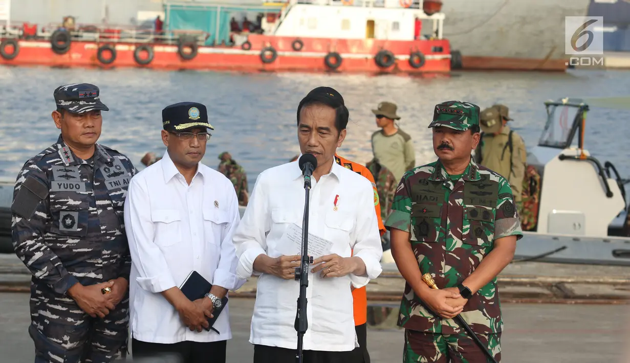 Presiden Joko Widodo didampingi Menhub Budi Karya Sumadi dan Panglima TNI Marsekal Hadi Tjahjanto memberi keterangan terkait jatuhnya Lion Air JT 610 saat mengunjungi posko evakuasi di JICT 2, Tanjung Priok, Jakarta (2/11). (Liputan6.com/Angga Yuniar)