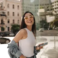 Ilustrasi perempuan berkacamata/copyrightshutterstock/Look Studio