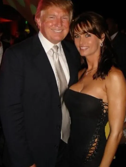 Mantan model majalah Playboy, Karen McDougal foto bersama Presiden AS Donald Trump. Setelah berhubungan intim, Karen mengaku Trump mencoba membayarnya. (Instagram/karenmcdougal)