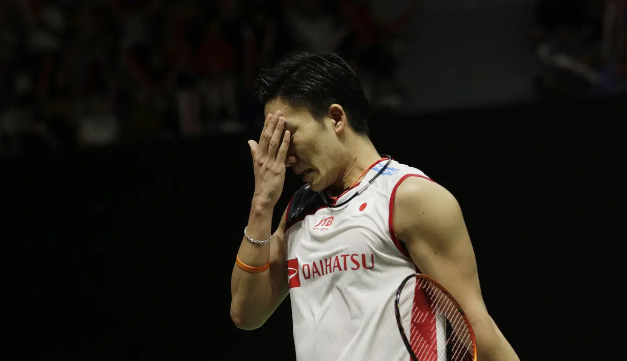 Pebulutangkis Jepang, Kento Momota, saat melawan wakil Denmark, Anders Antonsen, pada laga Indonesia Masters 2019 di Istora, Jakarta, Minggu (27/1). Antonsen menang 21-16, 14-21, 21-16. (Bola.com/M Iqbal Ichsan)