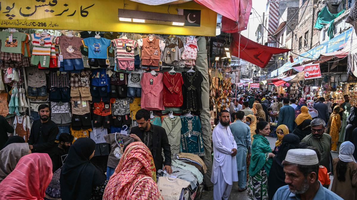 Jelang Idul Fitri 1447 Hijriah, Pasar dan Pembuat Sepatu Khas Pakistan Diserbu Pengunjung