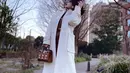 Tampil bergaya di Tokyo, Syahrini mengenakan outfit dengan nuansa putih dan cokelat. Menyesuaikan dengan outfitnya, Syahrini memilih menenteng Hermes Birkin 20 Fabourg seharga Rp2.799.930.000. (instagram/Princessyahrini)