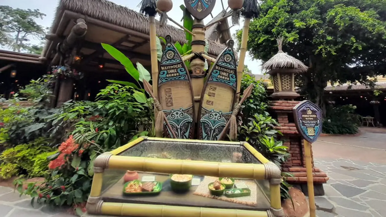 Di dalam Disneyland Hong Kong terdapat Wayfinder's Table, restoran bertema film Moana yang menu makanannya telah mengantongi sertifikasi halal.