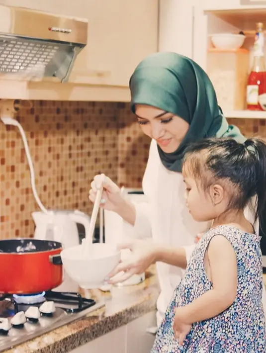 "Kepada kamu, Yang empat tahun lalu menikahiku. Ini adalah salah satu kado pernikahan dari aku untuk kamu. Kamu yang tidak pernah memaksa. Menunggu hingga aku merasa siap." tulis Herfiza mengawali rasa syukurnya. (Instagram/herfiza)