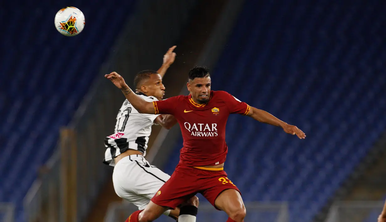 Bek Udinese, Rodrigo Becao berebut bola udara dengan bek AS Roma, Bruno Peres pada pertandingan lanjutan Liga Serie A Italia di stadion Olimpiade Roma, Italia (2/7/2020). Roma takluk 0-2 atas Udinese. (AP Photo/Riccardo de Luca)
