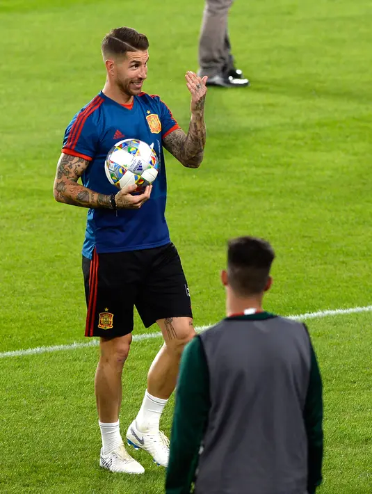 Bek Spanyol, Sergio Ramos mengikuti latihan jelang melawan Inggris di laga lanjutan Liga A Grup 4 UEFA Nations League 2018 di stadion Benito Villamarin, Sevilla (14/10). Kemenangan akan meloloskan Spanyol ke putaran final. (AFP Photo/Cristina Quicler)
