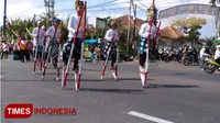 Aksi ribuan bocah pemain Egrang memenuhi jalan, memperingati HUT RI ke-73. (M Dhani Rahman/TIMES Indonesia)