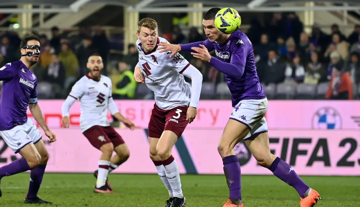 Pemain Fiorentina Nikola Milenkovic (kanan) berebut bola dengan pemain Torino Perr Schuurs pada pertandingan sepak bola perempat final Coppa Italia di Stadion Artemio Franchi, Florence, Italia, 1 Februari 2023. Fiorentina mengalahkan Torino dengan skor 2-1 dan berhasil melaju ke babak semifinal Coppa Italia. (Massimo Paolone/LaPresse via AP)