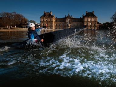 Atlet kano Prancis, Marjorie Delassus berpose di dalam air mancur Jardin du Luxembourg (Taman Luksemburg) dengan latar belakang Senat Prancis di Paris, Prancis, 25 Maret 2024, menjelang Olimpiade dan Paralimpiade Paris 2024. Sejak tahun 1799, Palais du Luxembourg (Istana Luksemburg) telah menjadi rumah bagi Senat, majelis tinggi Parlemen Prancis. Sejak tahun 1879, Jardin du Luxembourg (Taman Luksemburg) ditugaskan ke Senat, yang bertanggung jawab atas pengelolaan, pengawasan, dan konservasinya. (AFP/Joel Saget)