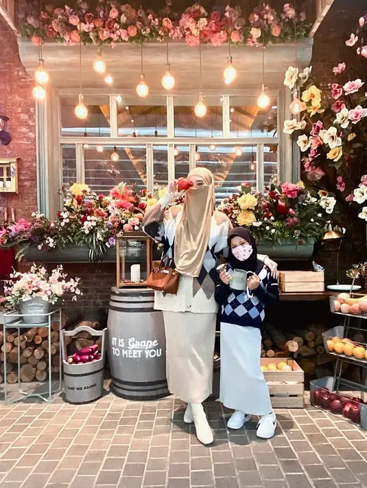 "Sebelum talak masuk. Sebelum viral pun saya sudah berusaha mediasi dengan minta tolong ke beberapa pihak. Sudah coba mediasi tapi gagal," kata Inara Rusli saat jumpa pers. [Instagram/mommy_starla]