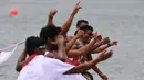 Tim dayung Indonesia melakukan selebrasi usai meraih medali emas pada Asian Games di JSC Lake Jakabaring, Sumatera Selatan, Jumat (24/8/2018). Tim dayung persembahkan emas ke sembilan untuk Indonesia. ANTARA FOTO/INASGOC/Zabur Karuru/nym/18.