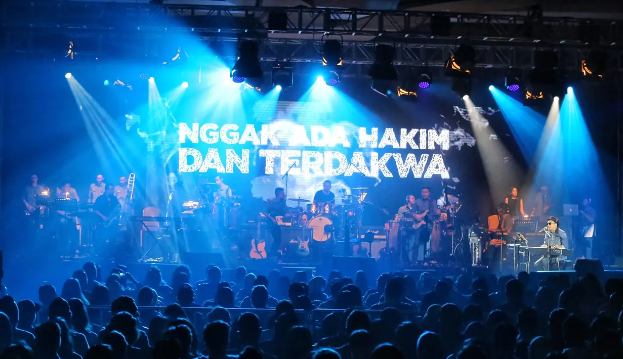 Tidak hanya sendiri, dalam konser Glenn Fredly bertajuk #TNDMT Glenn Fredly Untuk Slank itu juga diramaiakan olehTompi, Tri Utami, Young Lex dan masih banyak lagi. Sekitar tiga jam Glenn menggelar konsernya. (Adrian Putra/Bintang.com)