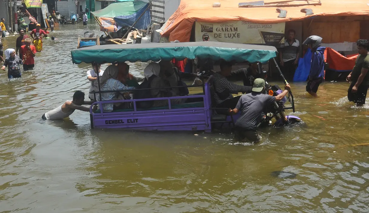 Banjir rob hari ini 18 November 2024 merupakan yang tertinggi dalam tiga hari terakhir dengan ketinggian air mencapai 1 meter. (merdeka.com/Arie Basuki)