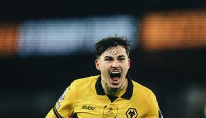 Pemain Wolverhampton Wanderers, Rodrigo Gomes, melakukan selebrasi setelah membobol gawang Aston Villa pada lanjutan Liga Inggris 2025/2026 di Molineux Stadium, Sabtu (28/2/2026) dini hari WIB. (Dok. X/Wolves)