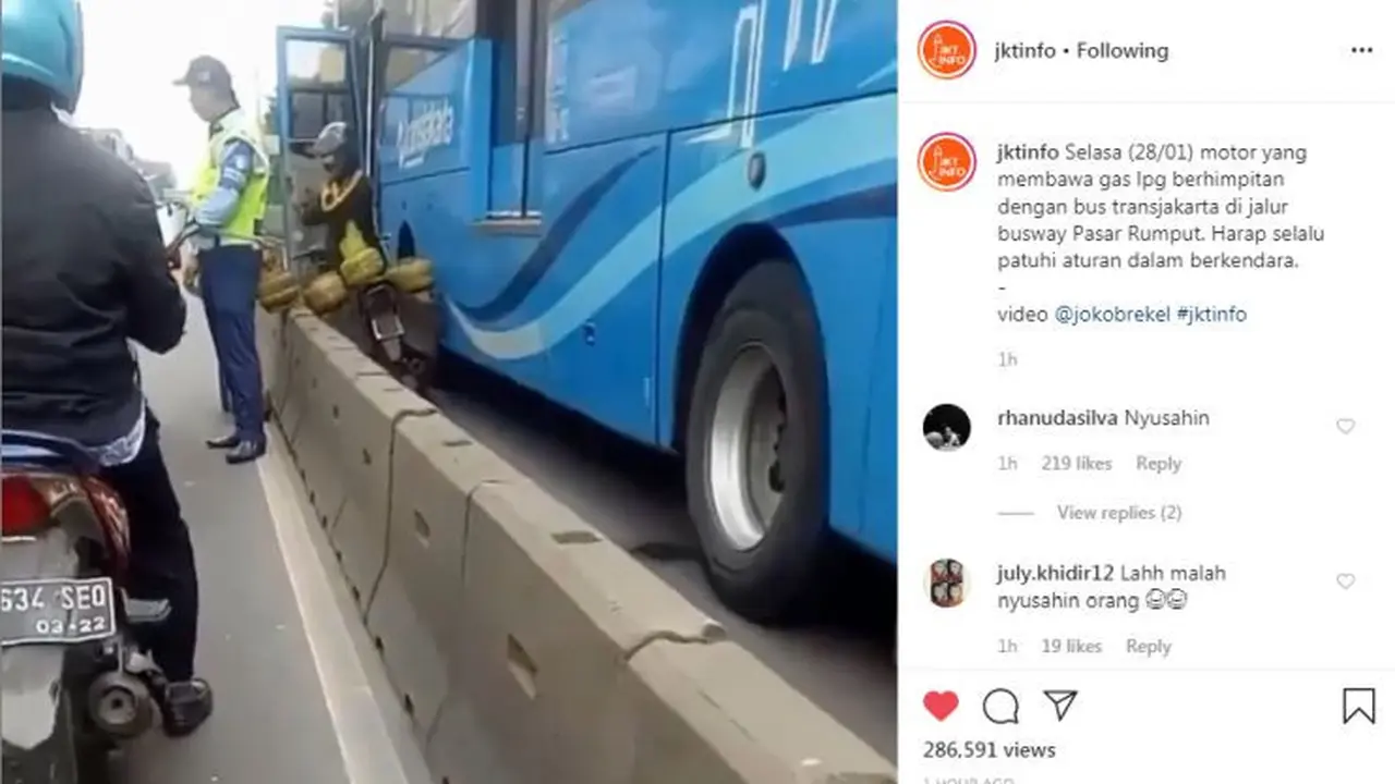 Kocaknya Pemotor Bawa Gas Melon Ini Kejepit Transjakarta (@jktinfo)