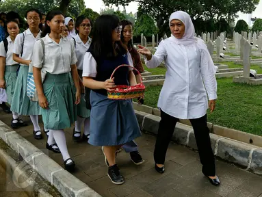 Mensos Khofifah Indar Parawansa bersama sejumlah siswa SMA melakukan ziarah ke Taman Makam Pahlawan Nasional, Kalibata, Jakarta, Kamis (12/11).  Kegiatan tersebut merupakan rangkaian memperingati Hari Pahlawan Nasional. (Liputan6.com/Yoppy Renato)