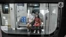 Penumpang duduk dalam gerbong kereta Light Rail Transit (LRT) Jakarta, Selasa (24/1/2023). Melalui kampanye #NyamankanJakarta, LRT Jakarta ingin mewujudkan pelayanan transportasi publik yang prima dengan menumbuhkan rasa aman, nyaman, dan ramah lingkungan bagi para pengguna. (merdeka.com/Iqbal S. Nugroho)