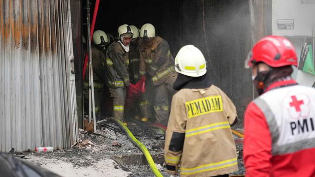Korban Tewas dalam Kebakaran Gedung Terra Drone Kemayoran Dibawa ke RS Polri Kramat Jati
