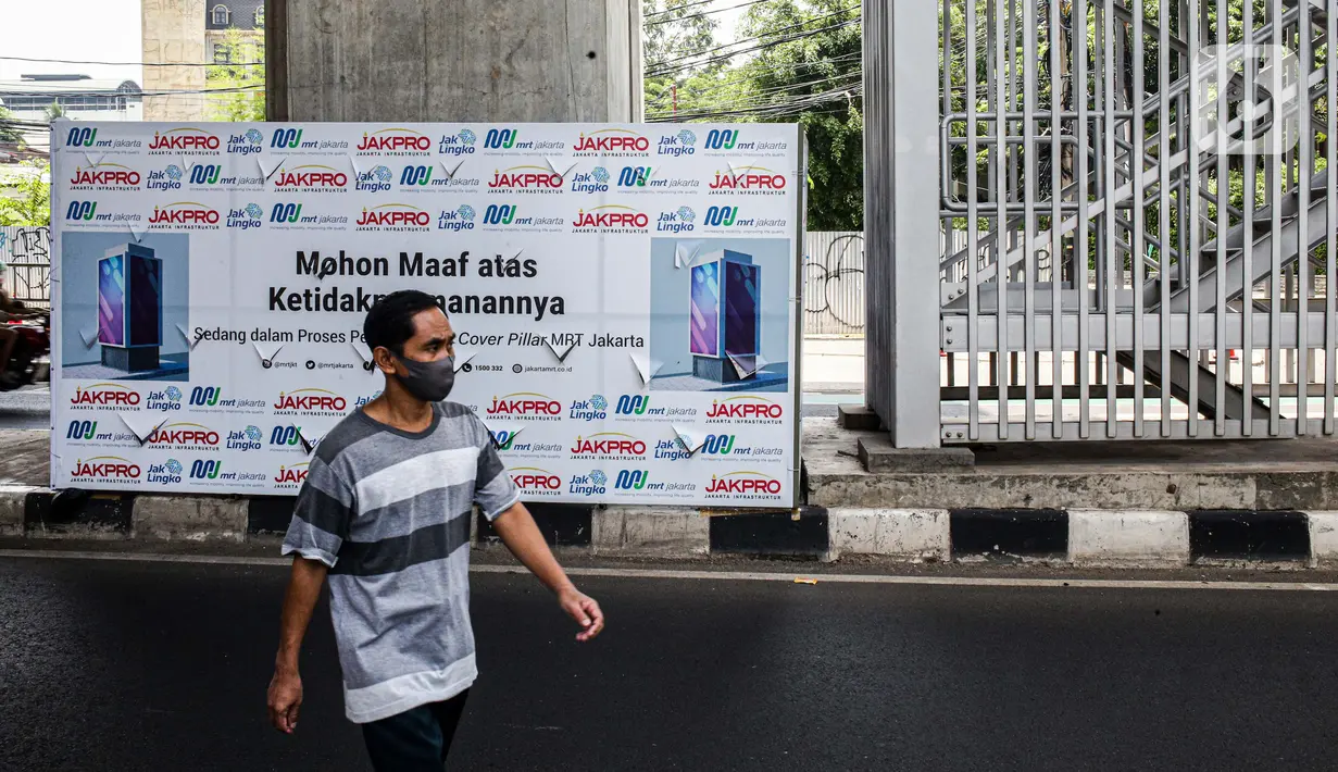 Pejalan kaki melintas di bawah Stasiun MRT Haji Nawi, Jakarta, Minggu (4/10/2020). PT Mass Rapid Transit atau MRT Jakarta menyiapkan sejumlah pilar jalur MRT sebagai media iklan untuk mengembangkan bisnis di luar pendapatan tiket atau non-farebox. (Liputan6.com/Faizal Fanani)