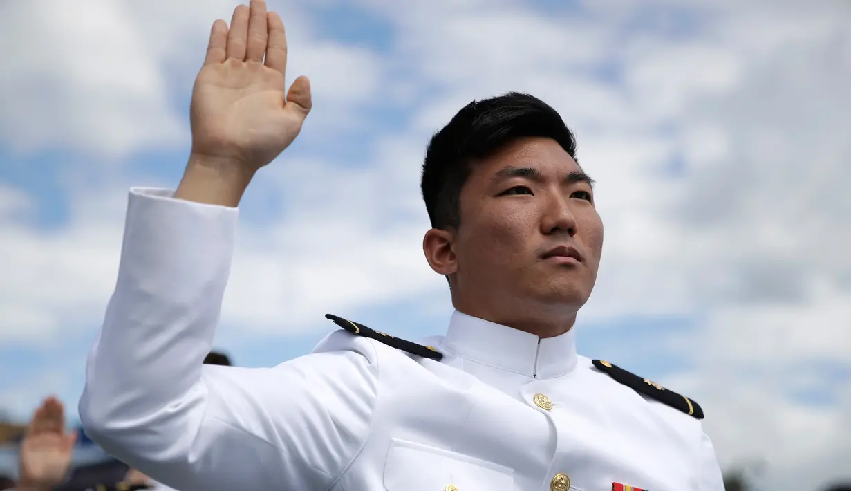 Seorang lulusan A.S. Naval Academy saat mengikuti upacara wisuda dan commissioning Academy di Annapolis, Maryland, (26/5). (AP Photo / Patrick Semansky)