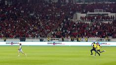 Petugas keamanan mengejar seorang suporter yang masuk kedalam lapangan dan berlari ke arah pemain Timnas Argentina setelah laga FIFA Matchday antara Timnas Indonesia Vs Timnas Argentina di Stadion Utama Gelora Bung Karno (SUGBK), Senayan, Jakarta, Senin (19/06/2023). (Bola.com/M Iqbal Ichsan)