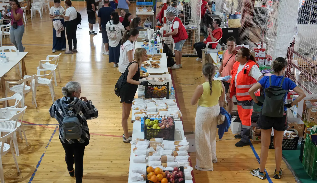 Hampir 1.000 petugas pemadam dikerahkan untuk memerangi puluhan titik api yang tersebar di beberapa wilayah Spanyol. (CESAR MANSO/AFP)