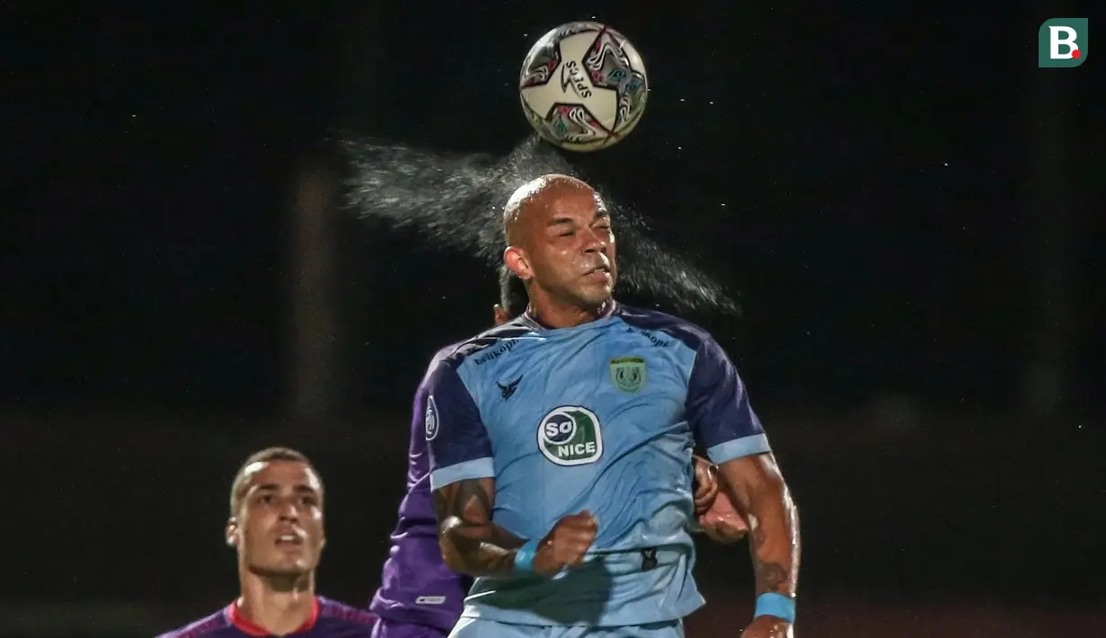 Persela Lamongan langsung tancap gas guna memperbesar keunggulan di babak kedua. (Bola.com/Bagaskara Lazuardi)