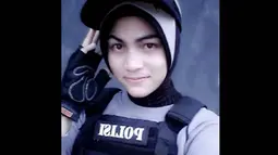 Meski berkarier sebagai polisi, dara cantik 22 tahun ini tetap nyaman dengan hijab yang menutupi mahkotanya tersebut. (instagram.com/ninaoktoviana)