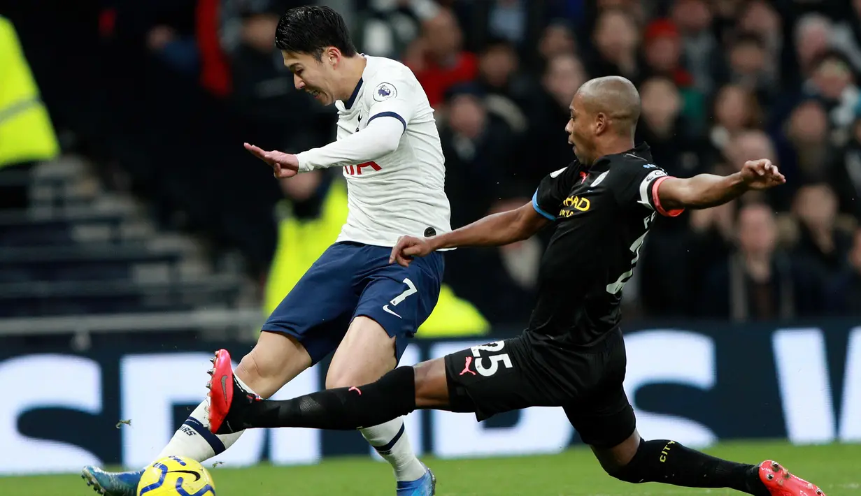 Pemain Manchester City Fernandinho (kanan) mencoba untuk menghalau tendangan pemain Tottenham Hotspur Son Heung-min pada pertandingan Liga Inggris di  Stadion Tottenham Hotspur, London, Inggris, Minggu (2/2/2020). Tottenham Hotspur mengalahkan Manchester City 2-0. (AP Photo/Ian Walton)