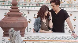 Sonya dan James memiliki hobi yang sama yakni traveling. Keduanya sudah traveling ke beberapa negara seperti mengunjungi Thailand. Di Thailand, keduanya tampak mesra saat berada di Wat Arun. (Liputan6.com/IG/@sonyapan)