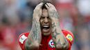 Stiker Cile,  Eduardo Vargas, tampak kecewa usai gagal mencetak gol ke gawang Australia pada laga Grup B Piala Konfederasi 2017 di Arena Otkrytiye, Moskow, Minggu (25/6/2017). Cile bermain imbang 1-1 dengan Australia. (EPA/Yuri Kochetkov)