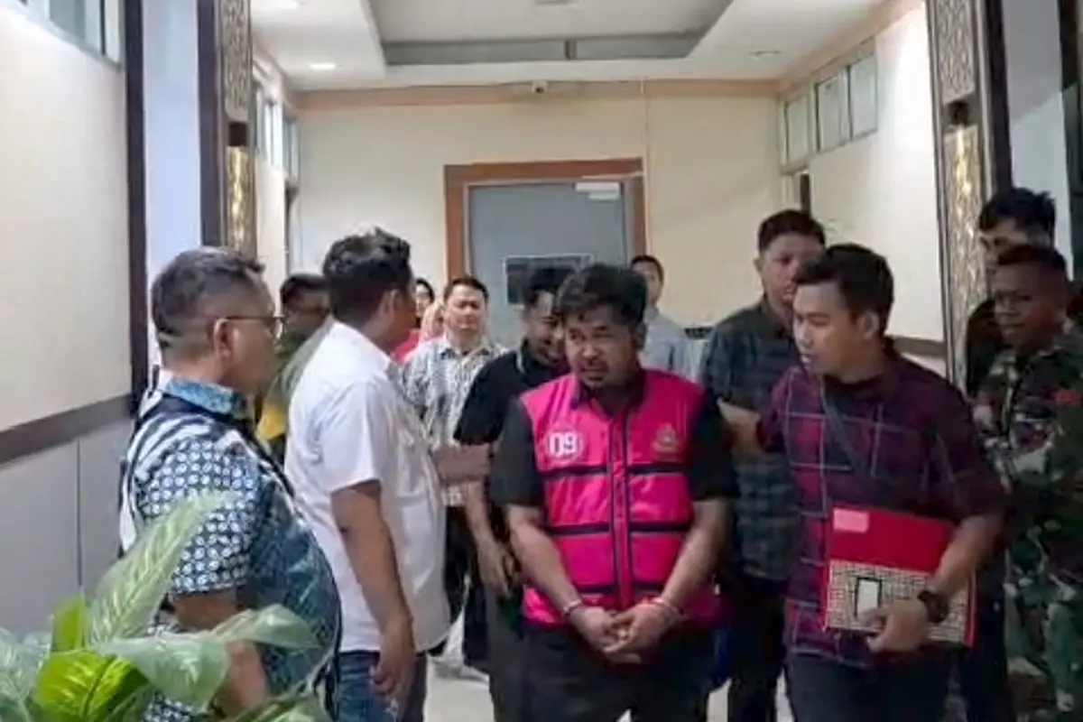 Kejati Sulsel) menangkap seorang jaksa gadungan berinisial AM alias Pung bersama seorang PPPK Paruh Waktu Balai Penataan Bangunan, Prasarana, dan Kawasan Sulawesi Selatan (BPBPK Sulsel) berinisial R.