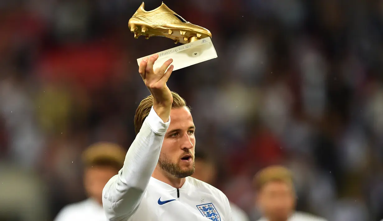 Striker Inggris, Harry Kane, memamerkan trofi Golden Boot sebelum melawan Spanyol pada laga UEFA Nation League di Stadion Wembley, London, Sabtu (8/9/2018). Inggris kalah 1-2 dari Spanyol. (AFP/Glyn Kirk)
