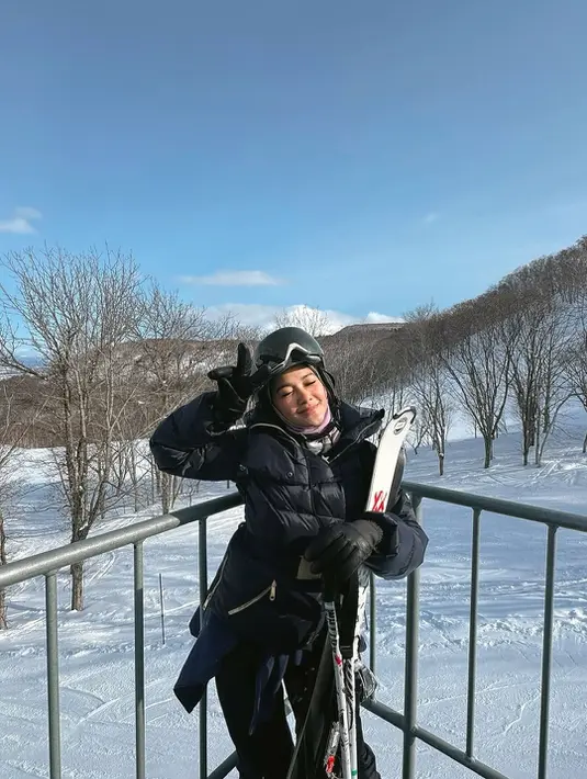 Dalam foto lain, Naysila tampak sedang berpose dengan perlengkapan ski lengkap. Ia mengenakan jaket tebal warna hitan, sarung tangan, dan helm ski. Dengan latar pegunungan bersalju dan langit biru cerah, aura sporty dan fun sangat terasa. Tak hanya menunjukkan gaya fashion musim dingin yang keren, namun juga semangat petualangan yang menginspirasi. [@naymirdad].