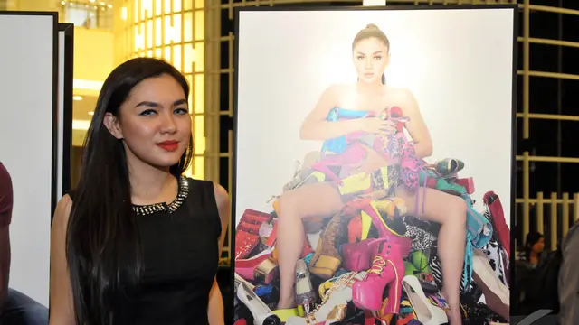 Gaya Narsis Selebriti Di Samping Foto Sendiri