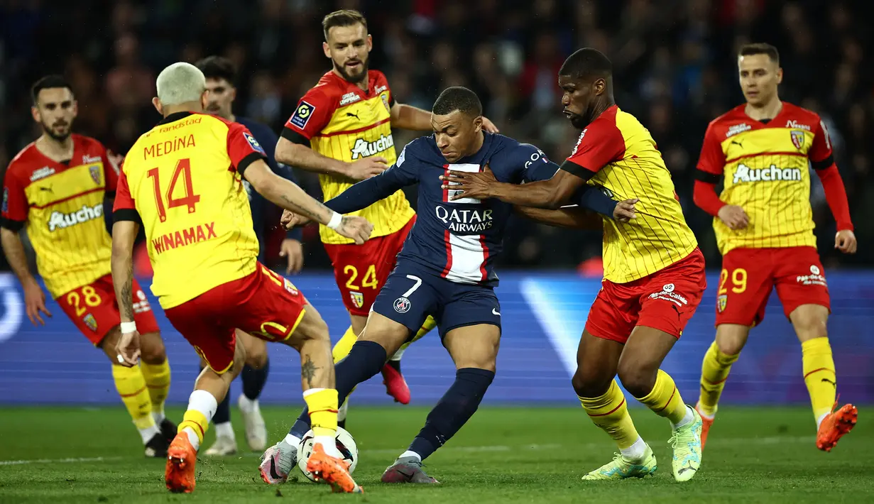 Pemain Paris Saint-Germain, Kylian Mbappe (tengah) berusaha melewati pemain RC Lens pada laga lanjutan Liga Prancis 2022/2023 di the Parc des Princes, Paris, Prancis 15 April 2023. (AFP/Anne-Christine Poujoulat)
