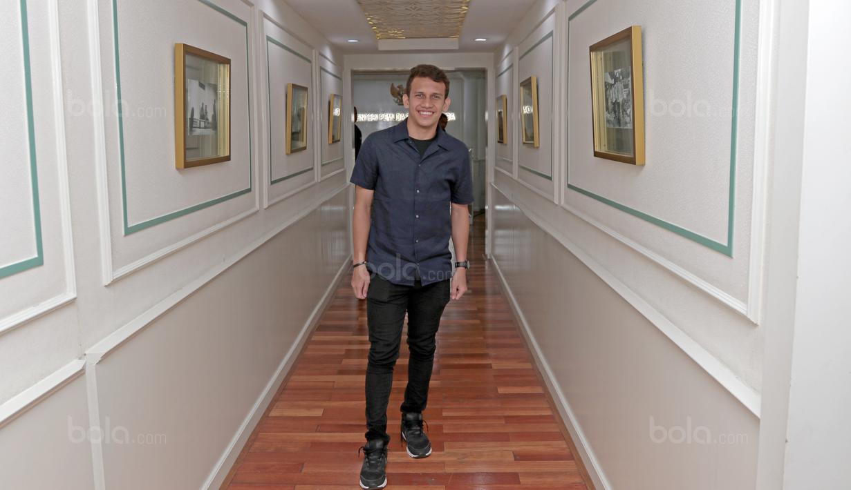 Sekitar tujuh negara Eropa dan lebih dari tujuh klub berminat mendapatkan servis Egy Maulana Vikri, Egy sendiri mendapat restu dari Menpora Imama Nahrawi di Kementrian Pemuda dan Olahraga, Jakarta, (5/1/2018).  (Bola.com/Nicklas Hanoatubun)