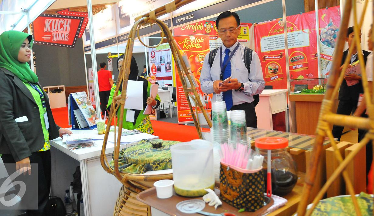 Pameran pameran Indonesia Franchise & SME Expo (IFSE) ditujukan untuk menarik semakin banyak pengunjung melihat peluang usaha yang ditawarkan oleh industri waralaba Indonesia, Jakarta, Jumat (25/11). (Liputan6.com/Angga Yuniar)