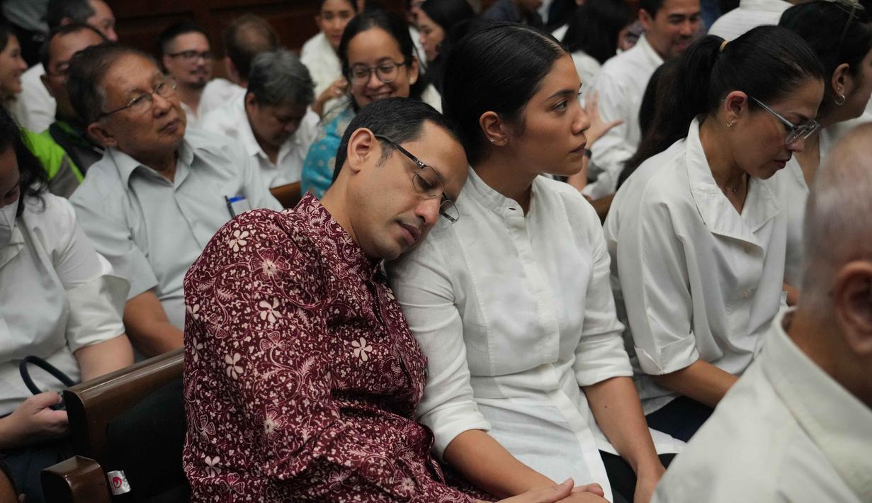 Mantan Menteri Pendidikan, Kebudayaan, Riset, dan Teknologi (Mendikbudristek), Nadiem Anwar Makarim, yang juga salah satu pendiri platform pembayaran dan perusahaan transportasi daring di Indonesia, duduk di sebelah istrinya, Franka Franklin Makarim, sebelum dimulainya sidang pembacaan tuntutan di Pengadilan Tindak Pidana Korupsi Jakarta, Rabu 13 Mei 2026. (AP Photo/Tatan Syuflana)