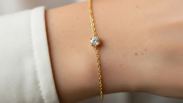 Gelang Rantai Halus dengan Satu Batu Zirconia: Simpel namun Berkilau