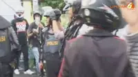 [VIDEO] Protes Rekapitulasi KPUD, Massa Vs Polisi Bentrok
