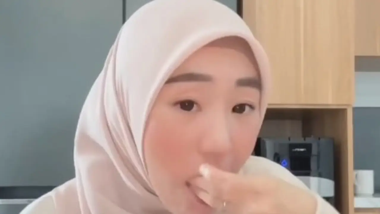Potret Dapur Rumah Larissa Chou, Penataan Rapi dengan Imbuhan Aksen Kayu