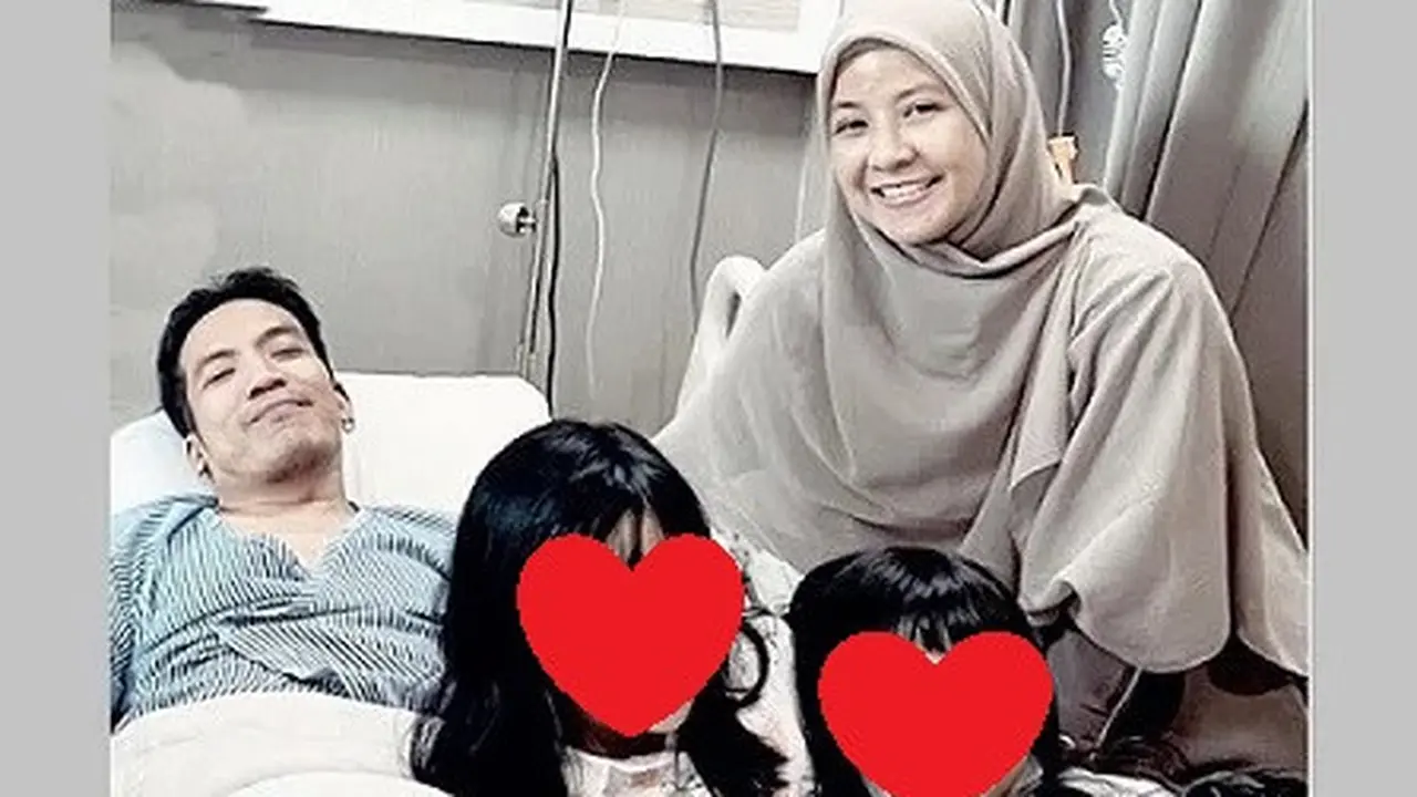Desta Berpose dengan Natasha Rizky di RS