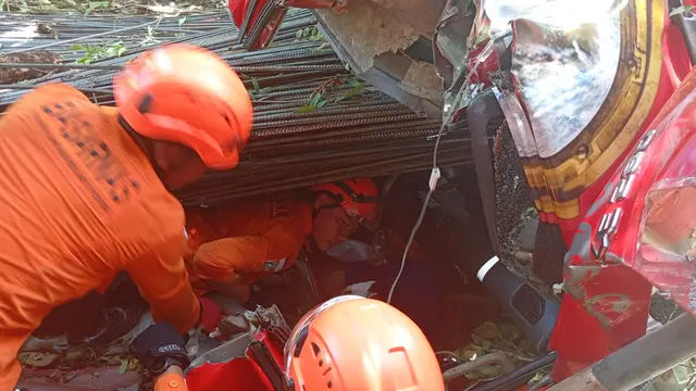 Truk Pengangkut Besi Terguling di Kulonprogo.