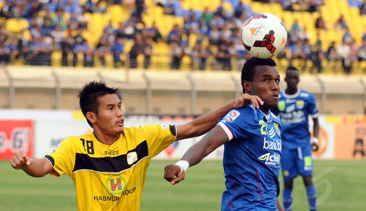 Pemain belakang Barito Putera, Guntur Ariyadi (kiri), mencoba menahan Djibril Coulibaly (Persib) dalam laga lanjutan ISL di Stadion Si Jalak Harupat, (10/6/2014). (Liputan6.com/Helmi Fithriansyah)
