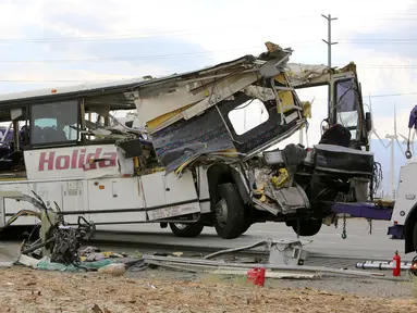 Kondisi bus pariwisata yang ringsek akibat menabrak sebuah truk di Jalan Raya Southern California, Amerika Serikat, (23/10). Tiga belas orang tewas dan 31 orang lainnya luka-luka dalam kecelakaan maut tersebut. (REUTERS/Sam Mircovich)